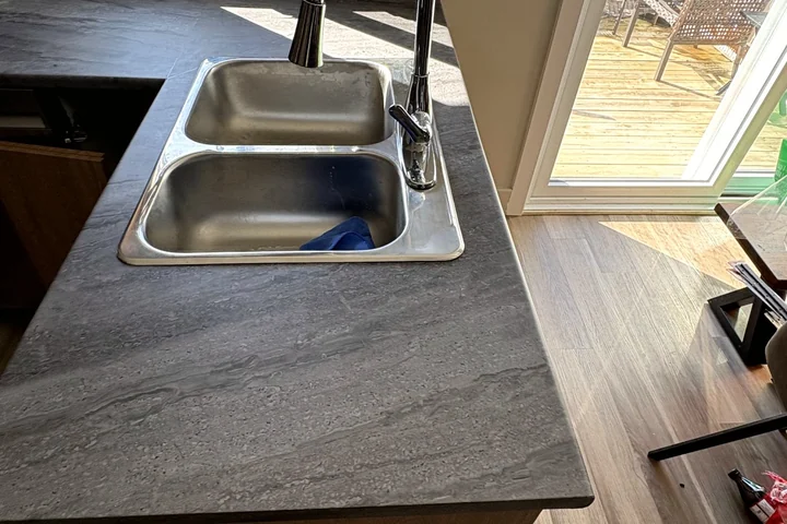 Après — Comptoir, Pierre Anthracite